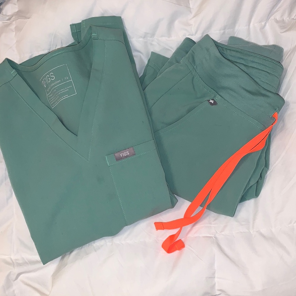 FIGS Scrub Set